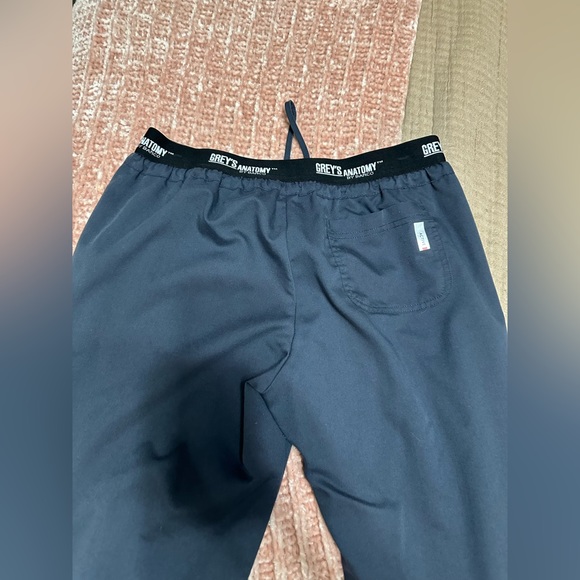 Greys anatomy scrub medium top AND joggers. - Picture 9 of 9